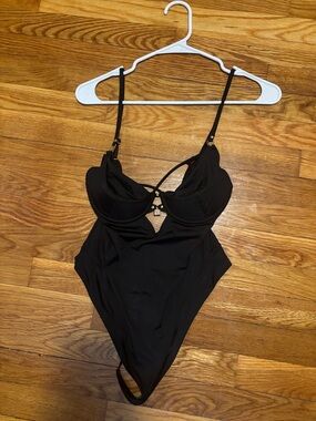 Black One-Piece Underwire Swimsuit